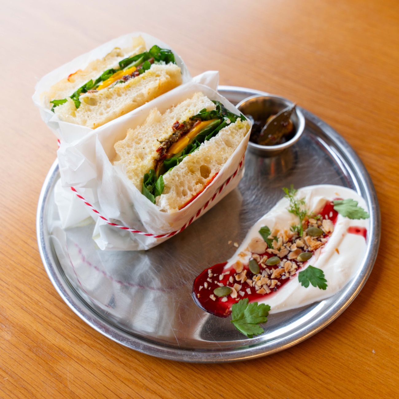 FOCCACIA ROASTBEEF SANDVİÇ - Roastbeef, ekşi krema, kuru domates, cheddar peynir, roka, salatalık, pesto sos.