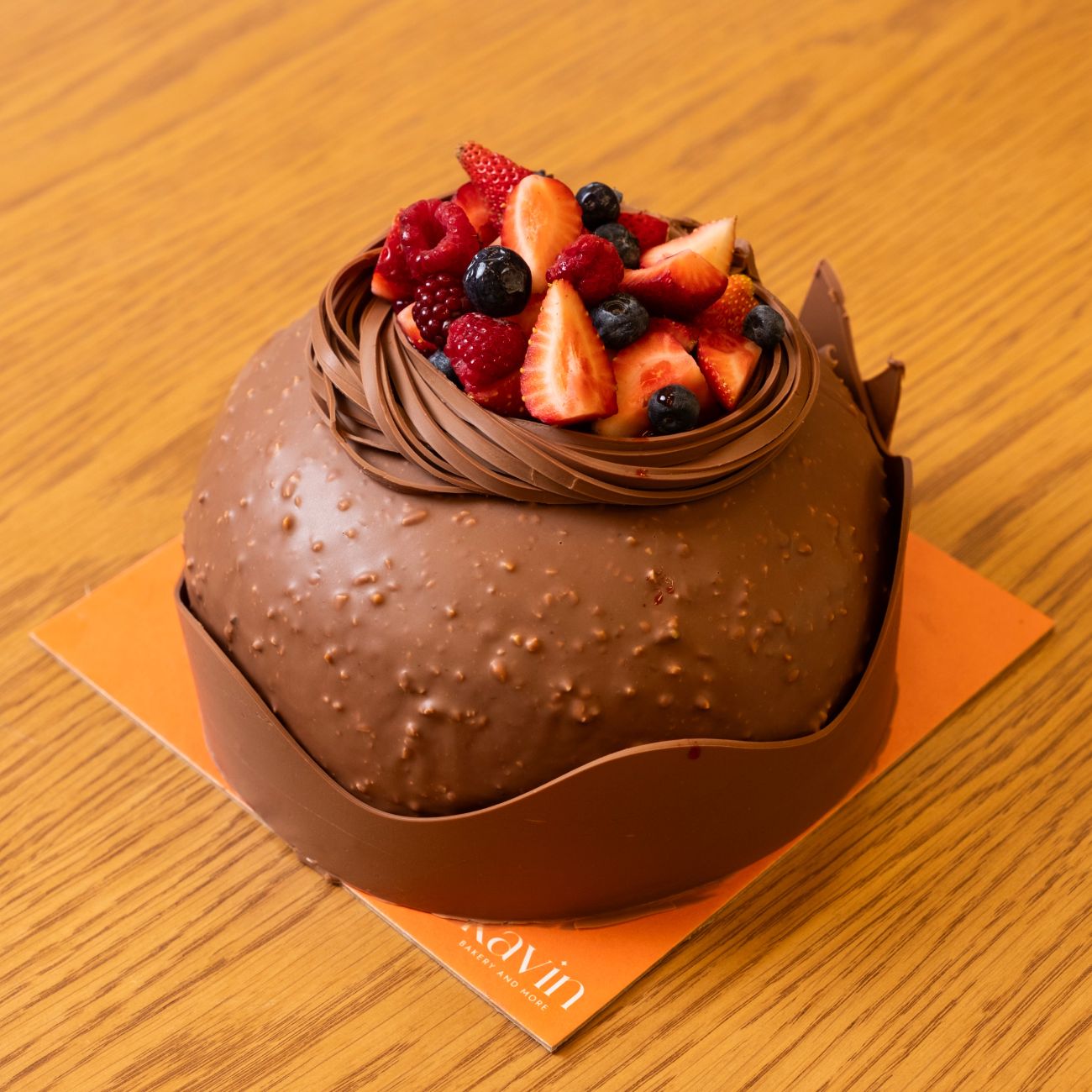 Chocalate Berry Bliss ( 6-8 Kişilik ) - Çikolatalı krema, orman meyveleri, çilek, profiterol sos, dışı sütlü fındık sos, çikolatalı pandispanya.