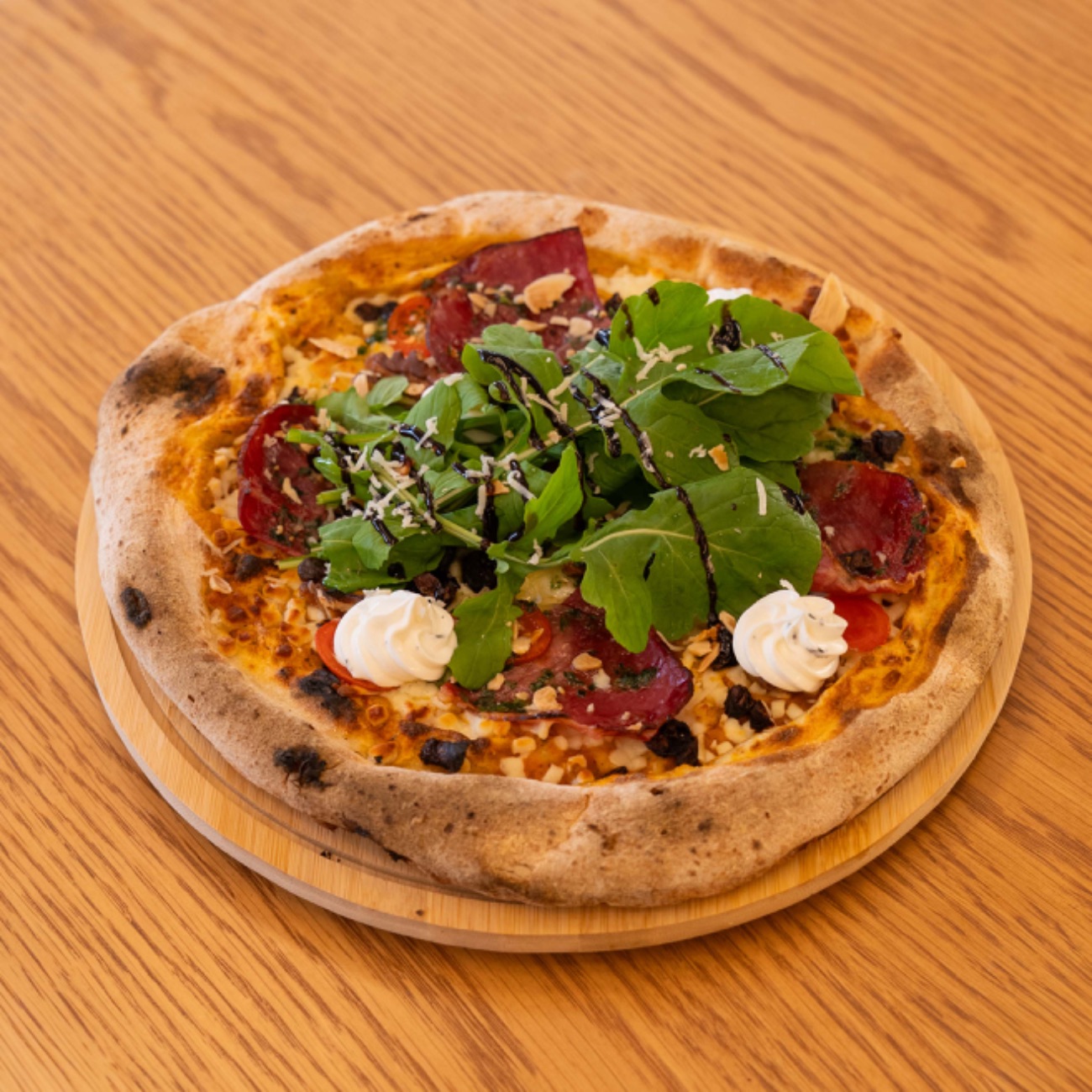 FÜME ANTRİKOTLU PİZZA - Ekşi mayalı pizza hamuru üzerine domates sos, rende mozerella, ceviz, kuru domates, füme antrikot, roka, ekşi krema.