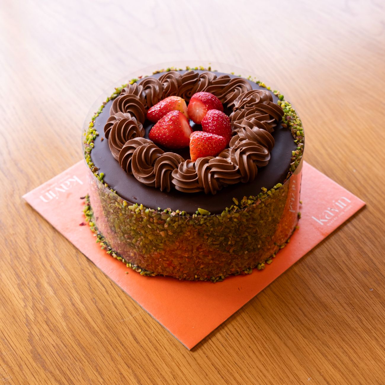 Chocalate Cake ( 6-8 Kişilik ) - Çikolatalı krema, çikolata, profiterol sos, çikolatalı pandispanya.