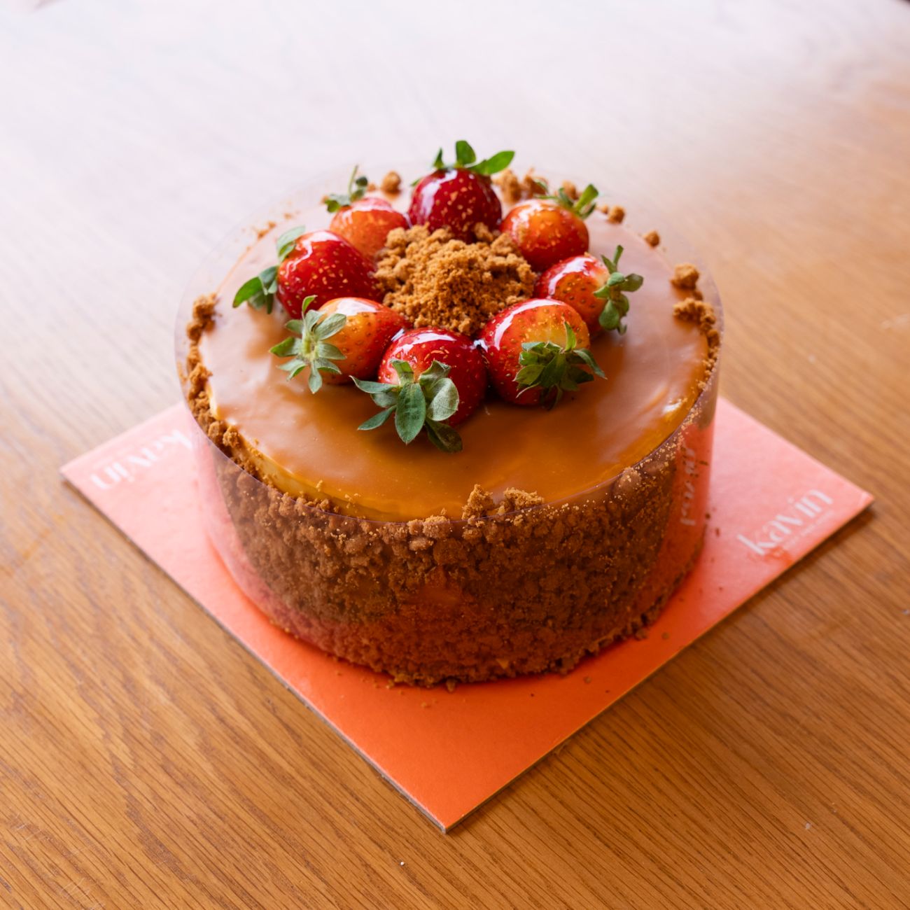 Lotus Creamy ( 6-8 Kişilik ) - Lotus krema, çilek, profiterol sos, lotus bisküvi, pastacı kreması, pandispanya.