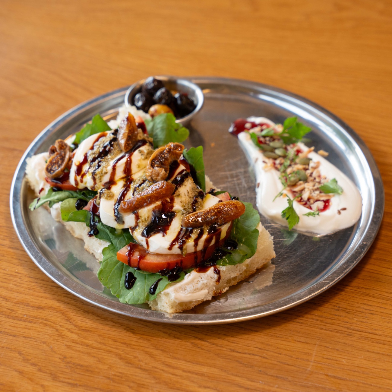 FOCCACİO EKMEK ÜSTÜ - Ekşi krema, roka, tereyağlı incir, suda mozzarella, domates, balzamik glaze, pesto sos, foccacio ekmeği