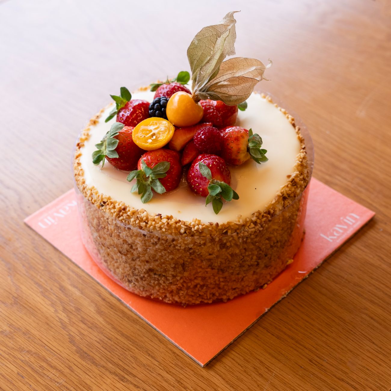 Strawberry Banana ( 4- 6 Kişilik ) - Beyaz pastacı kreması, çilek, muz, pandispanya.