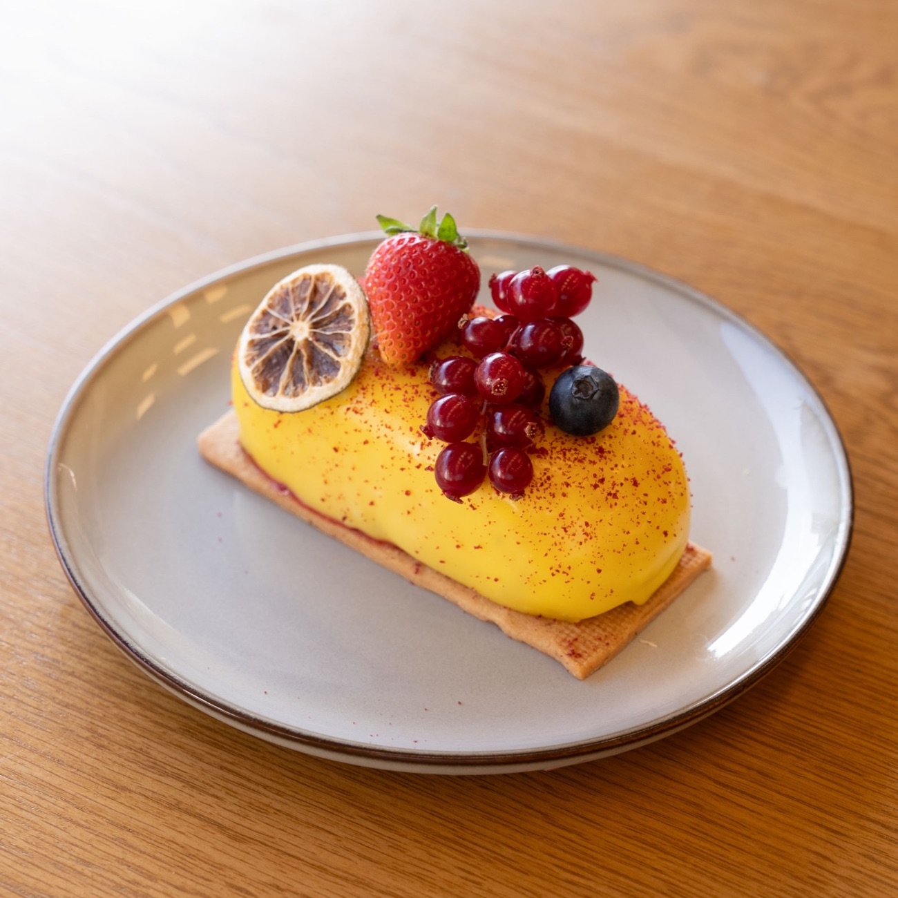 Zesto - Limon kaplaması; limon kreması, brownie keki, tart kurabiyesi ve taze frambuazla buluşan ferahlatıcı ve dengeli bir lezzet.