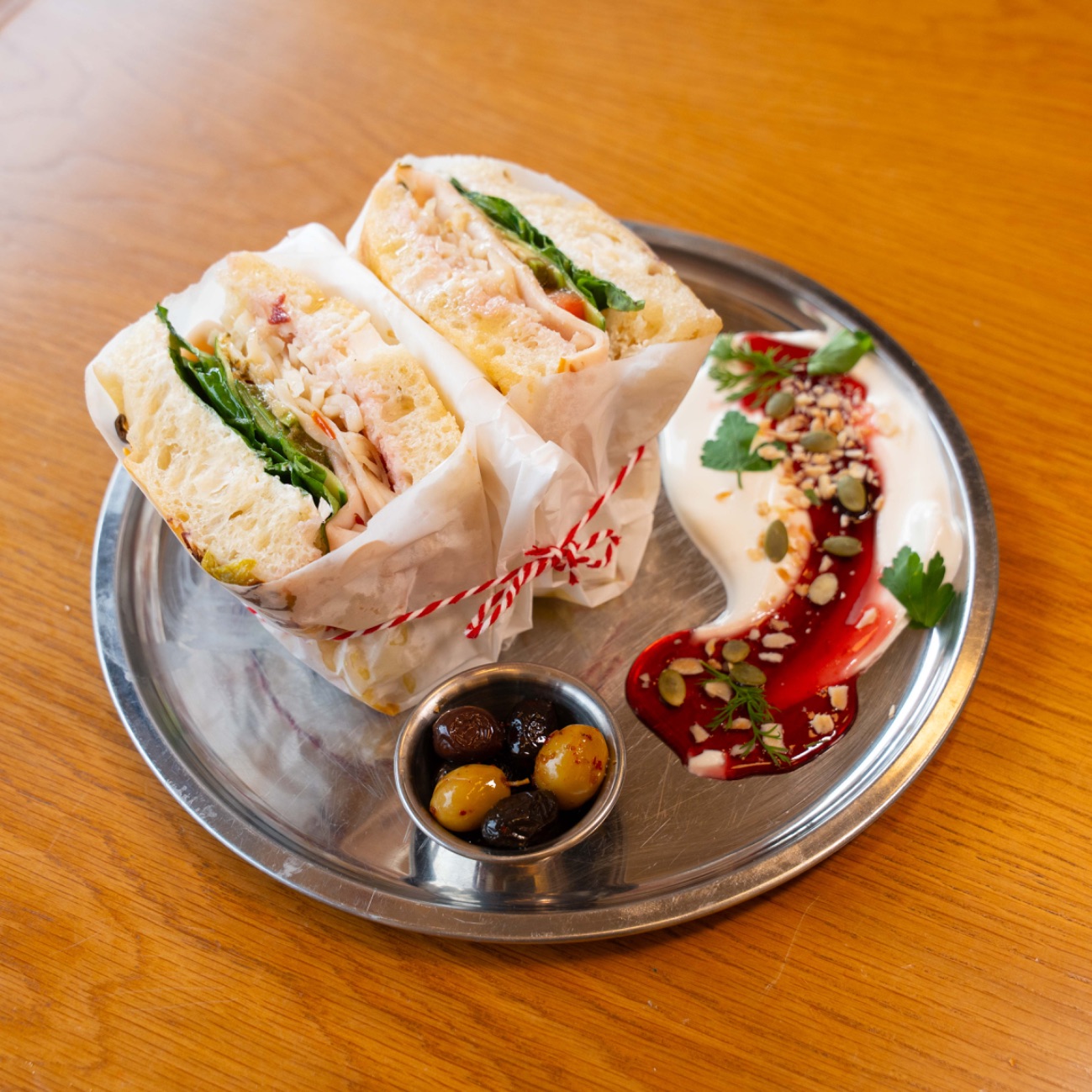 FOCCACIA ÇEÇİL SANDVİÇ - Hindi füme, çeçil peyniri, ekşi krema, vişne sos, roka, pesto sos, avakado,  salatalık.