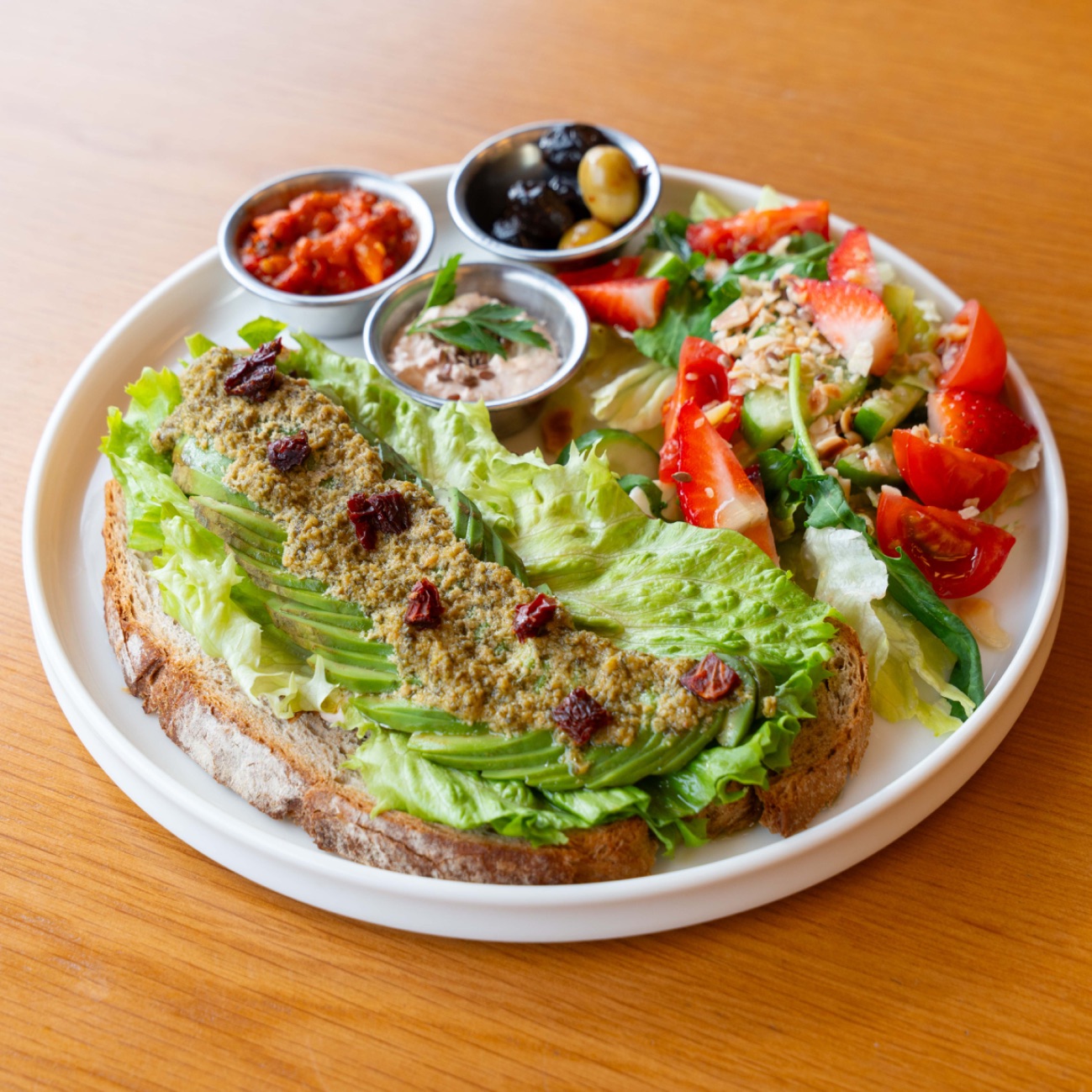 Avokado Ekmek Üstü - Baget ekmeği üzerine peynir sos, avokado pesto sos