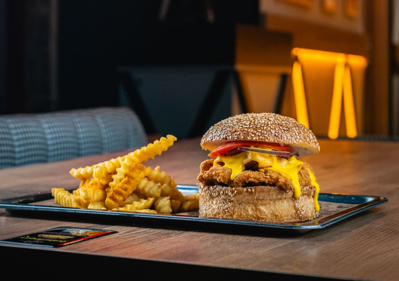 Louisiana Chicken Burger - Louisiana soslu kıtır tavuk, GF burger sos, double American cheddar, kırmızı soğan, çubuk turşu, domates.