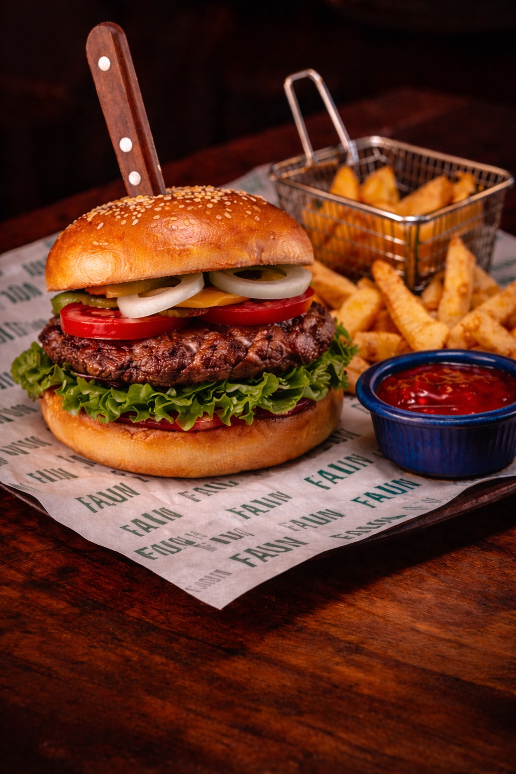 Klasik Burger - 130 gr Burger Köftesi, Domates, Marul, Turşu, Kaşık Patates, Dip Sos