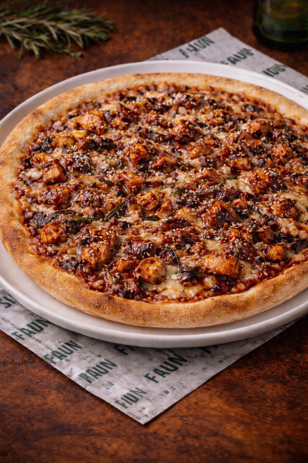 Barbekü Tavuklu Pizza - El Yapımı Hamur, Özel Pizza Sos, Mozerrella, Ispanak, Tavuk Bonfile, Roka, Parmesan