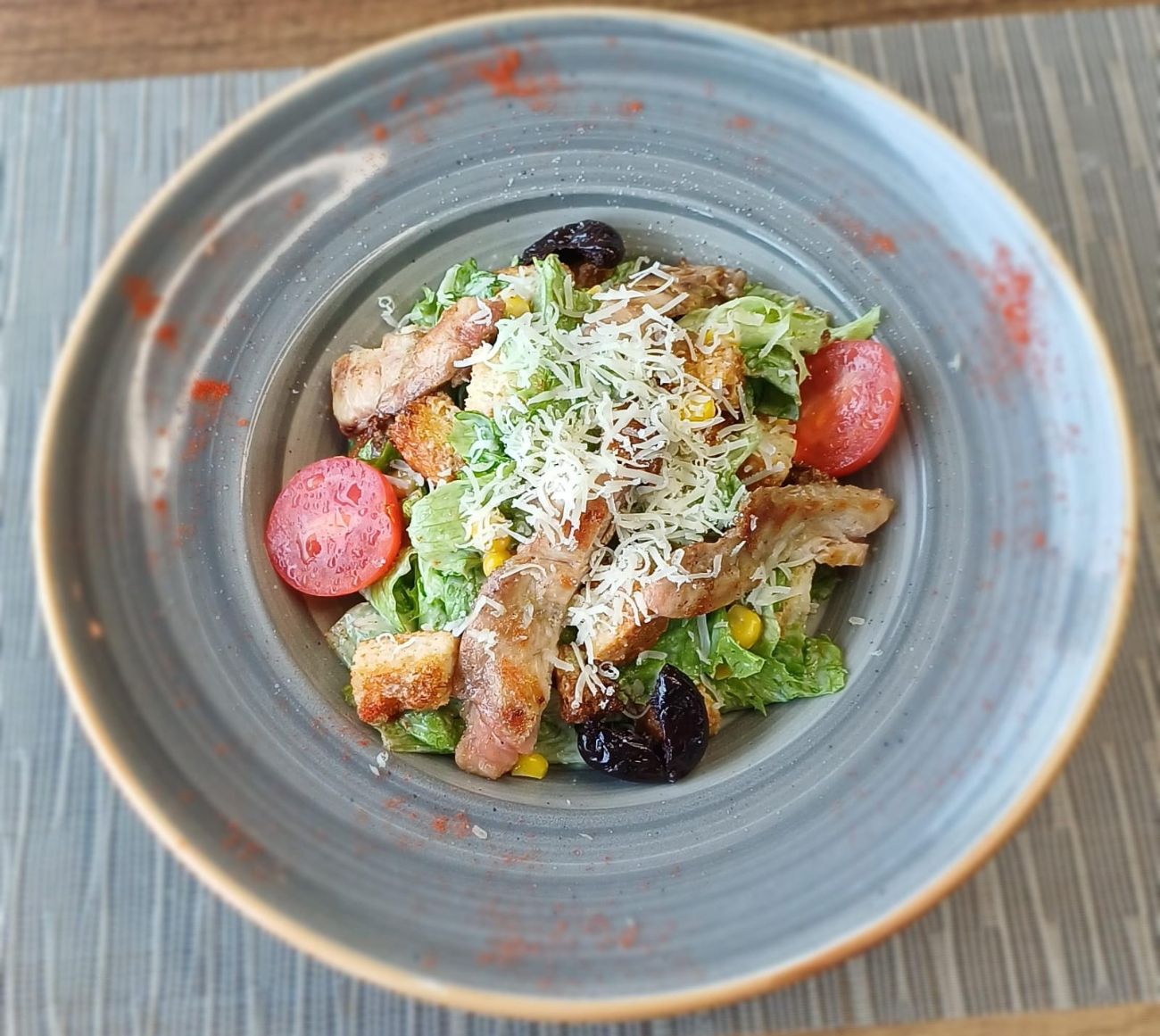 TAVUKLU SEZAR SALATA - Sezar sos , iceberg marul , kroton ekmek , 100 gr tavuk bonfile ve parmesan peynir