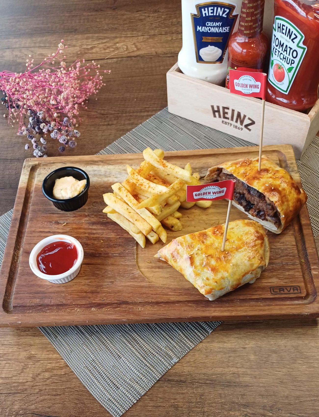 COLORADO BURGER - 130 gr köfte , tortilla , karamelize mantar ve soğan , soslar ve kajun baharatlı patates