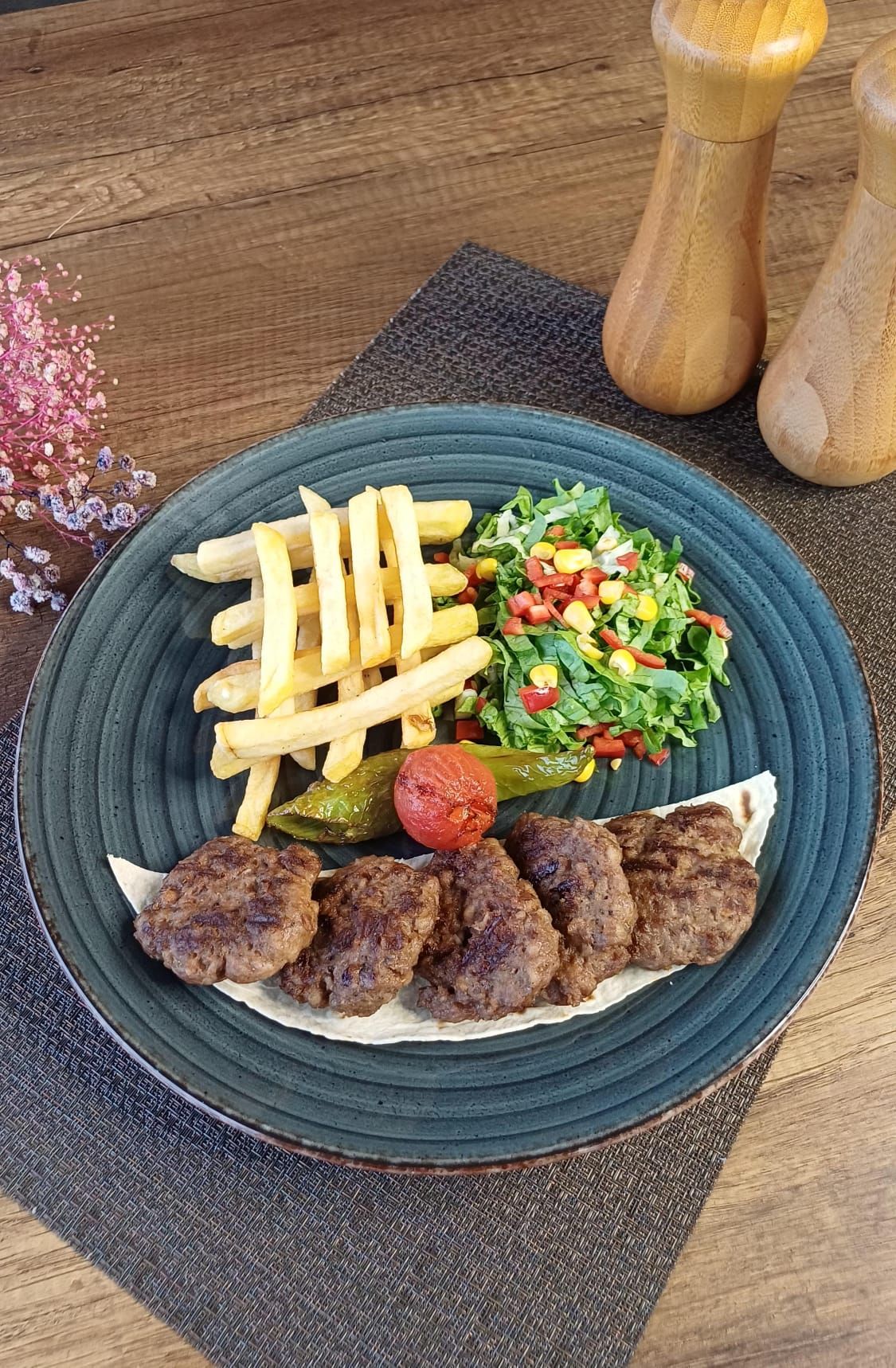 AKÇAABAT KÖFTE - 200 gr köfte , çarliston , domates , pilav ve kajun baharatlı patates