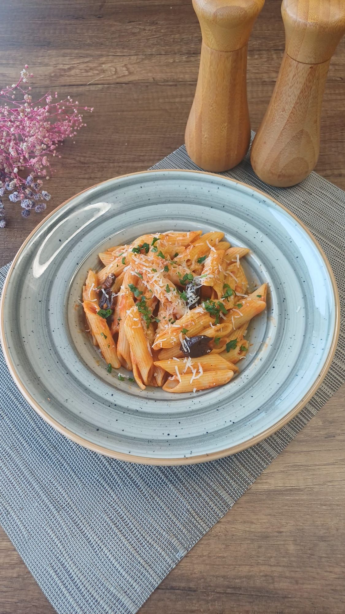 PENNE ARABBIATA - Domates sos , acı sos , dilim zeytin ve parmesan peynir