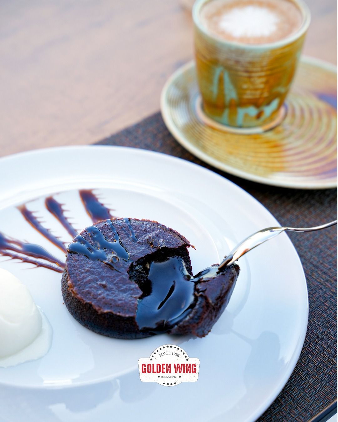 ÇİKOLATALI SUFLE - 1 top dondurma ile servis edilir