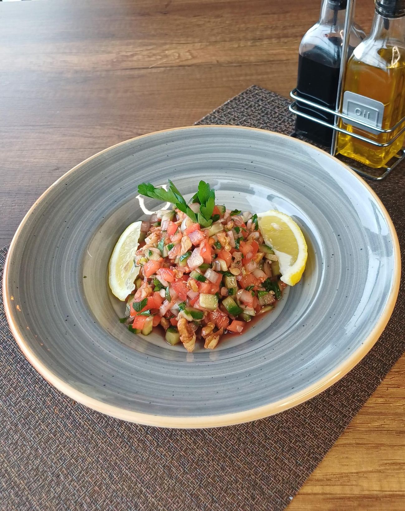 GAVURDAĞI SALATA - Domates , salatalık , soğan , maydonoz , ceviz ve nar ekşisi