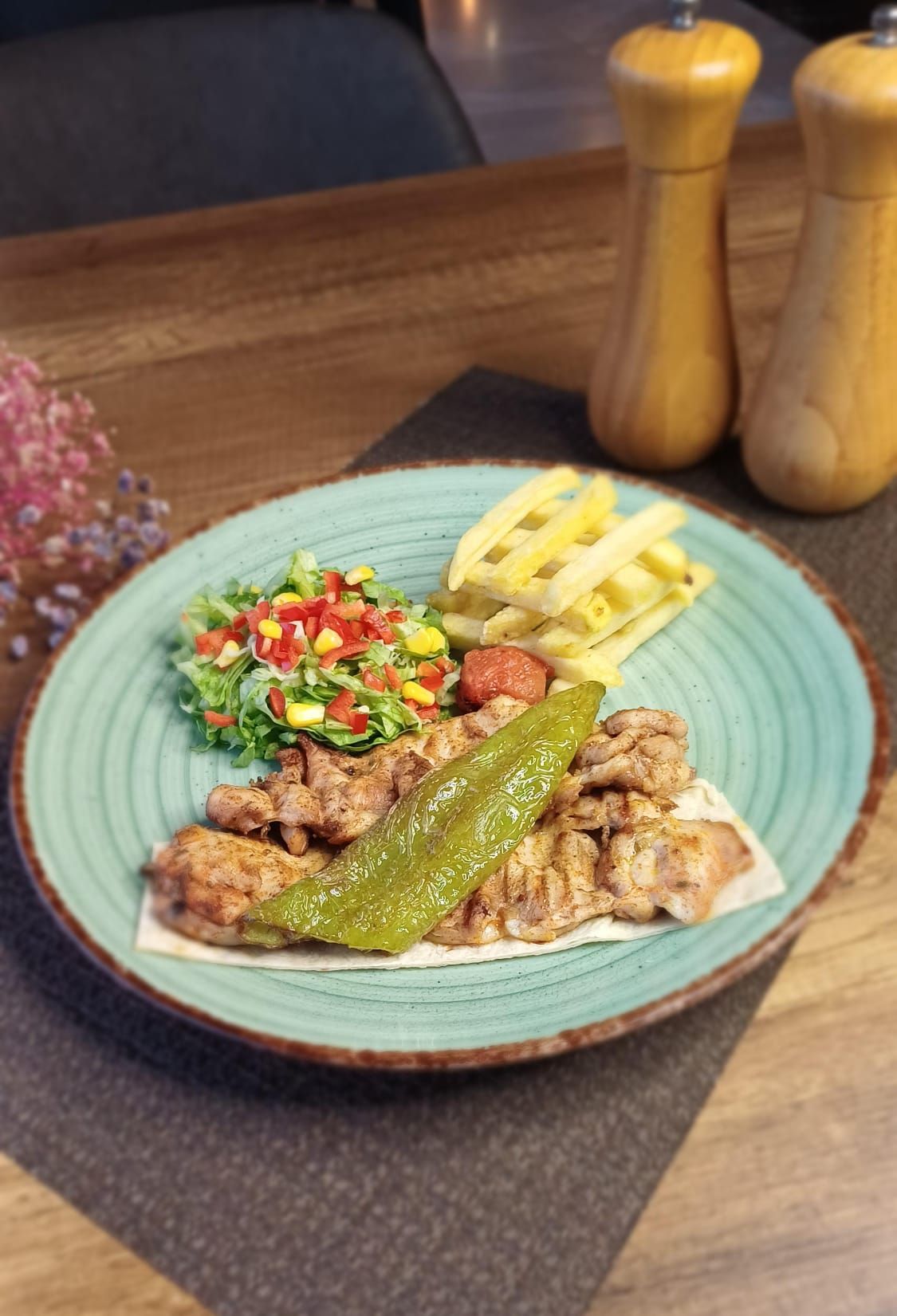 IZGARA TAVUK - 300 gr tavuk , biber , domates , yeşillik ve kajun baharatlı patates