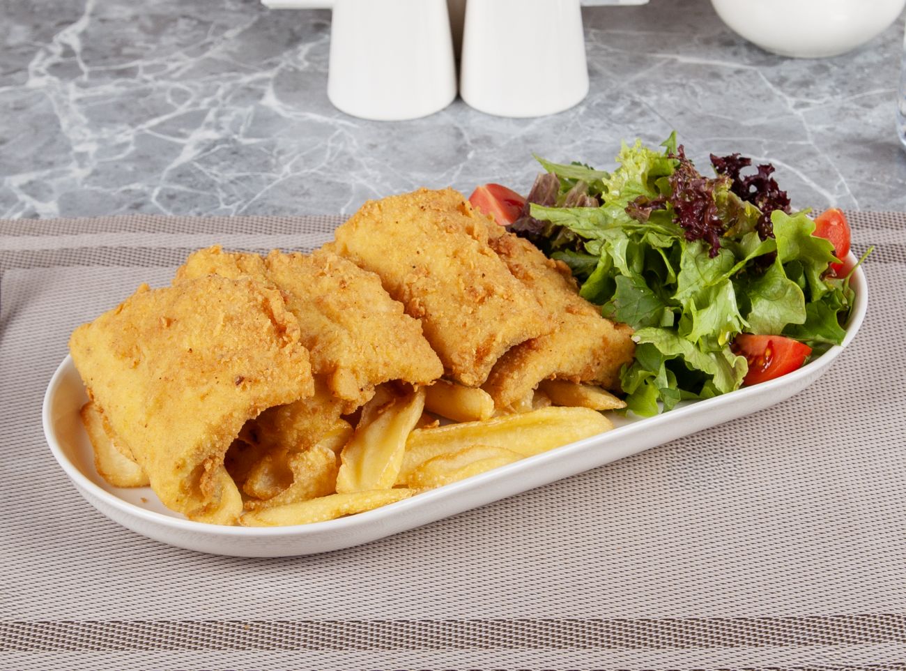 FISH AND CHIPS - PANELENMİŞ LEVREK , MEVSİM YEŞİLLİĞİ VE PATATES CİPS İLE SERVİS EDİLİR.