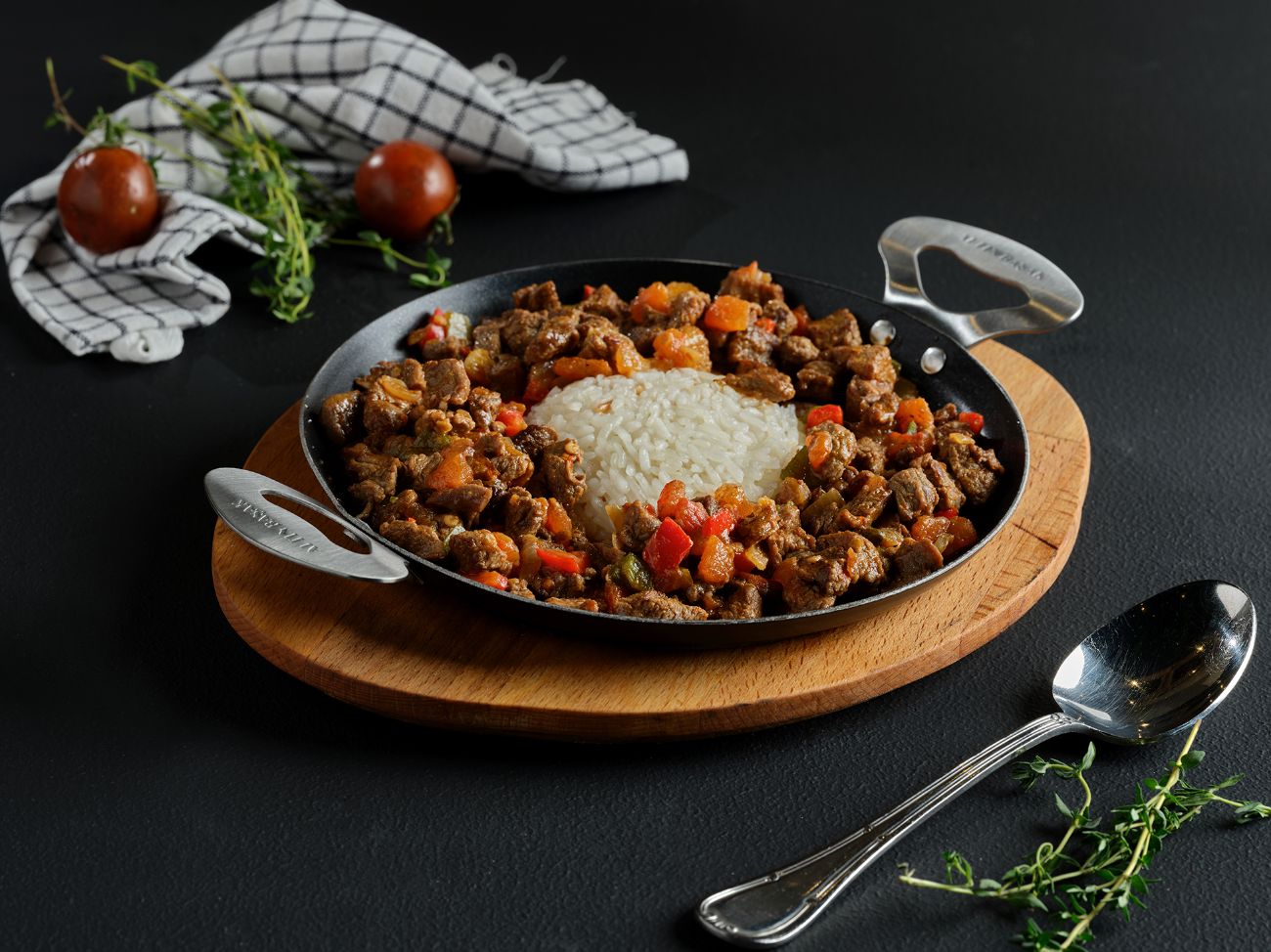 ÇOBAN KAVURMA - DOĞRANMIŞ KUŞBAŞI ET, SOĞAN, YEŞİL BİBER, DOMATES, SARIMSAK VE ÖZENLE SEÇİLMİŞ BAHARATLARLA TEREYAĞI VE BİTKİSEL YAĞDA KAVRULARAK HAZIRLANIR. YANINDA PİRİNÇ PİLAVI, ÇERİ DOMATES VE KIL BİBER İLE SERVİS EDİLİR.