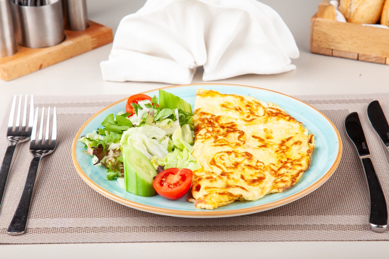 PEYNİRLİ OMLET - BEYAZ PEYNİR VE KAŞAR PEYNİRİ İLE PİŞİRİLİP MEVSİM YEŞİLLİKLERİ İLE SERVİS EDİLİR.