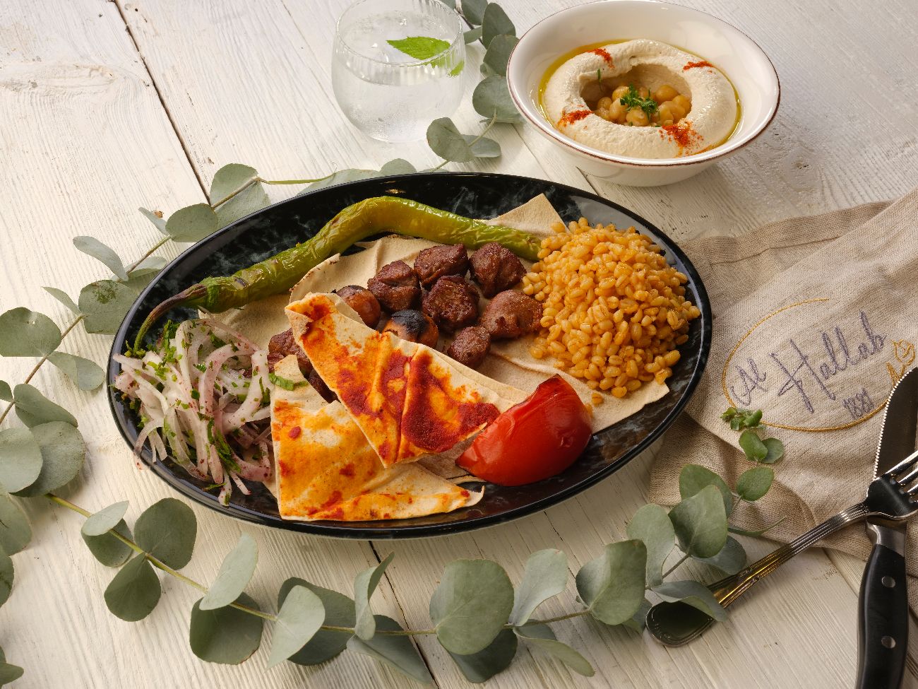 Kuzu Şiş (200 gr) - 3 şiş marine edilmiş kuzu eti, ızgara sebzeler ve bulgur ile