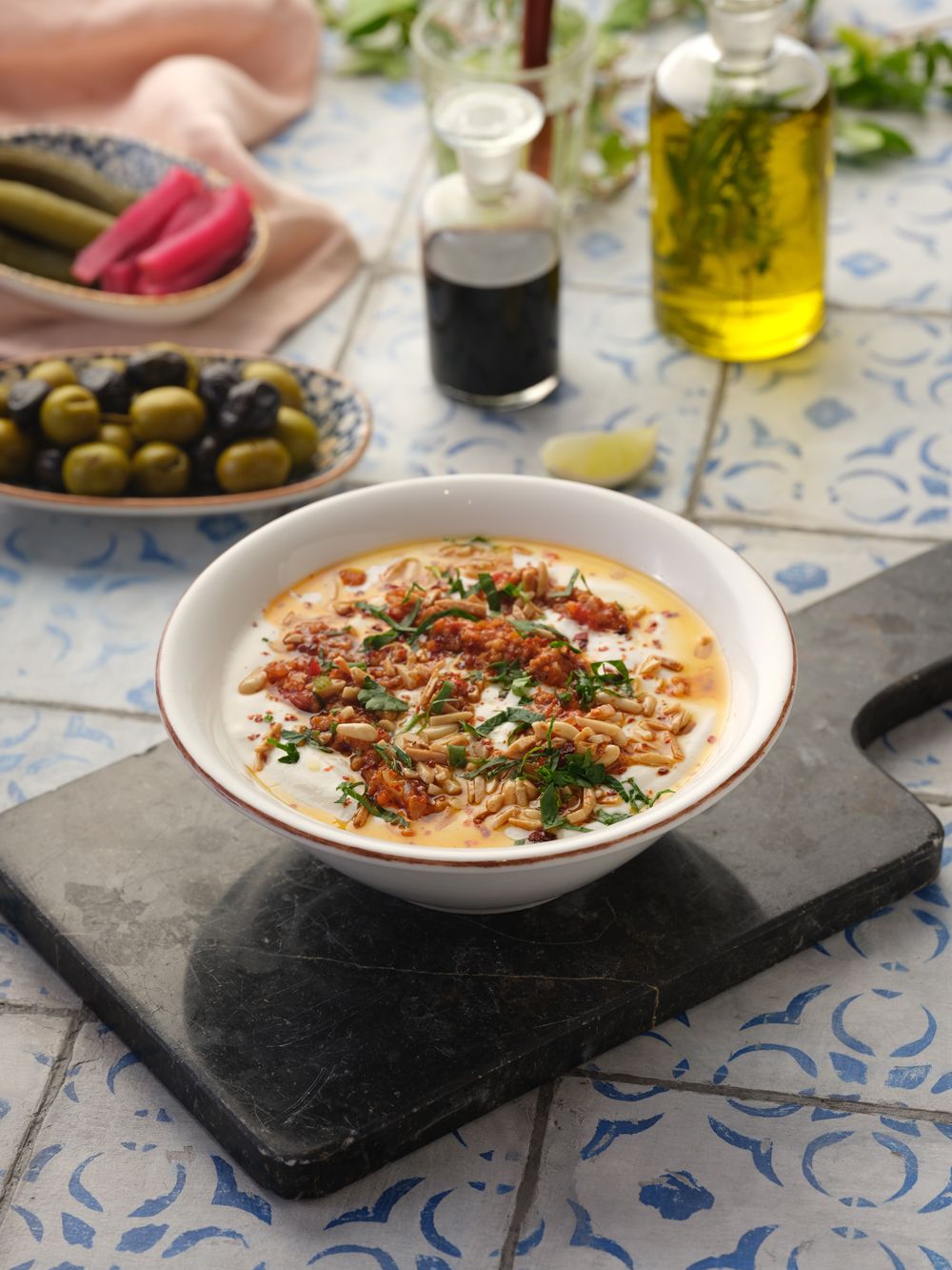 Patlıcanlı Fatteh - Kızartılmış patlıcan, üzerinde domates soslu yoğurtlu kıyma, kızarmış ekmek ve çam fıstığı