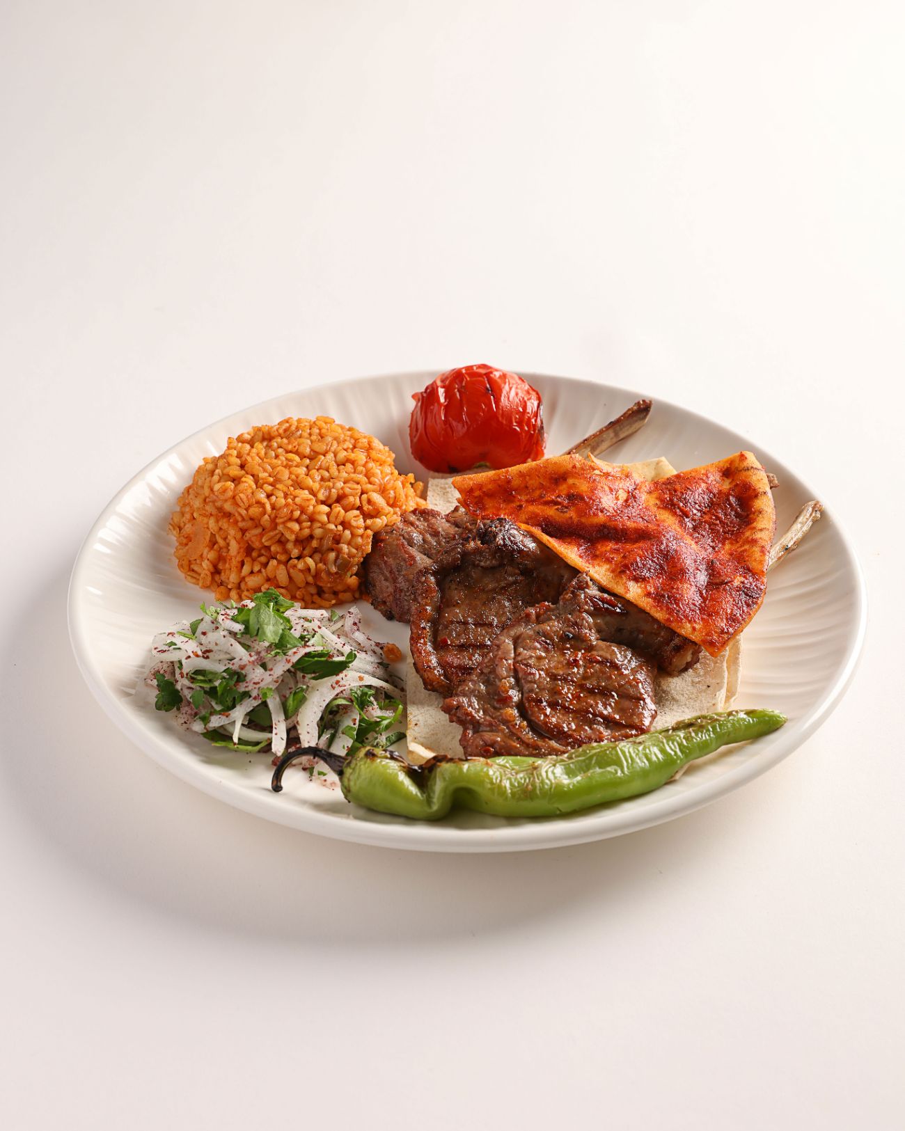 Kuzu Pirzola (240 gr) - 3 parça marine edilmiş kuzu pirzola, ızgara sebzeler ve bulgur ile