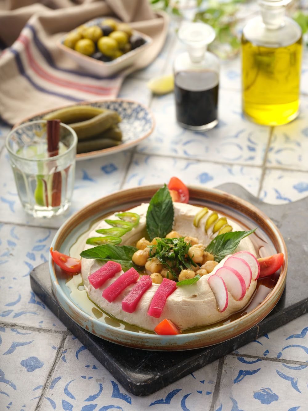 Humus Signature - Ağır ateşte pişirilen nohutlar ile tahin, limon ve zeytinyağı karışımıyla oluşan humus, üzerinde karışık taze sebzeler eşliğinde...
