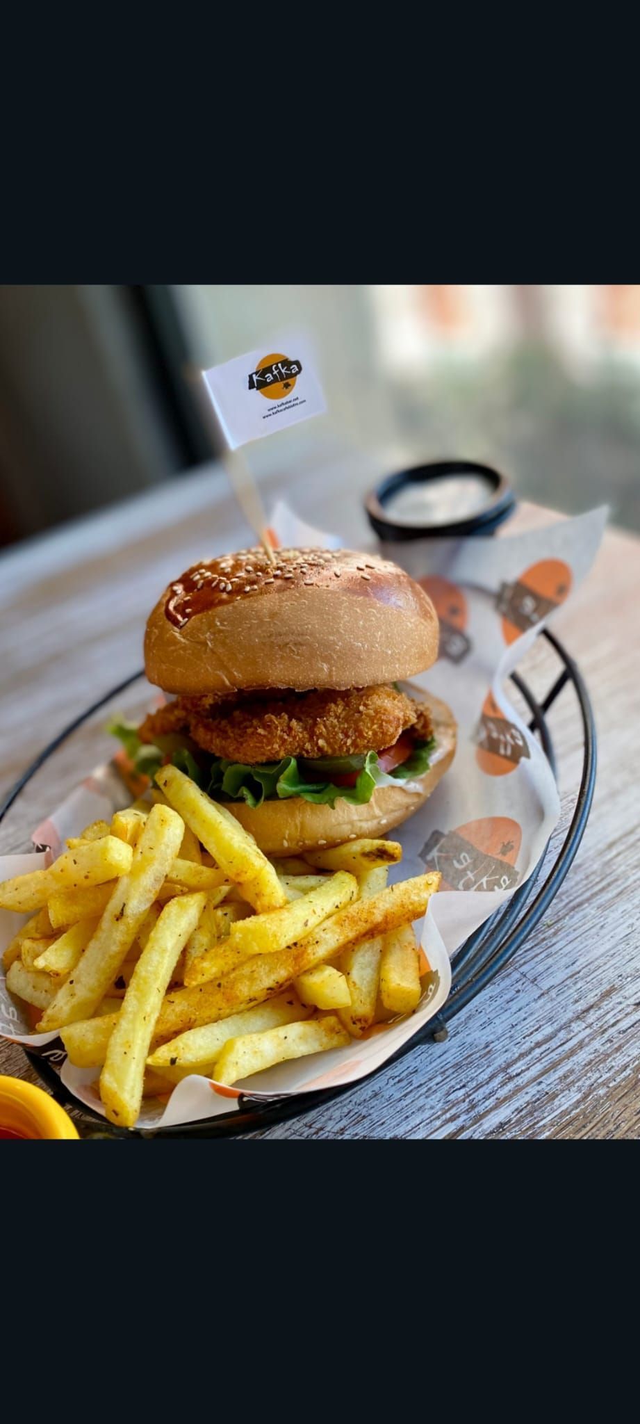 ÇITIR TAVUK BURGER - Özel pane ile kızartılmış tavuk bonfile,kıvırcık,turşu,domates dilimi,karamelize soğan,baharatlı patates kızartması,garlıc sos ve sweet chıllı sos eşliğinde…