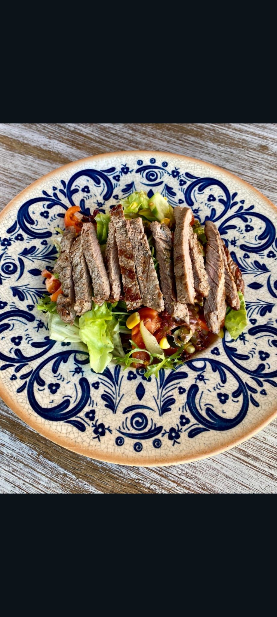 IZGARA BİFTEK SALATA - Mix yeşillik,cherry domates,salatalık,turşu,tane mısır,dilim siyah zeytin,jalapeno biber,ızgara biftek parçaları,nar ekşisi sos ile…