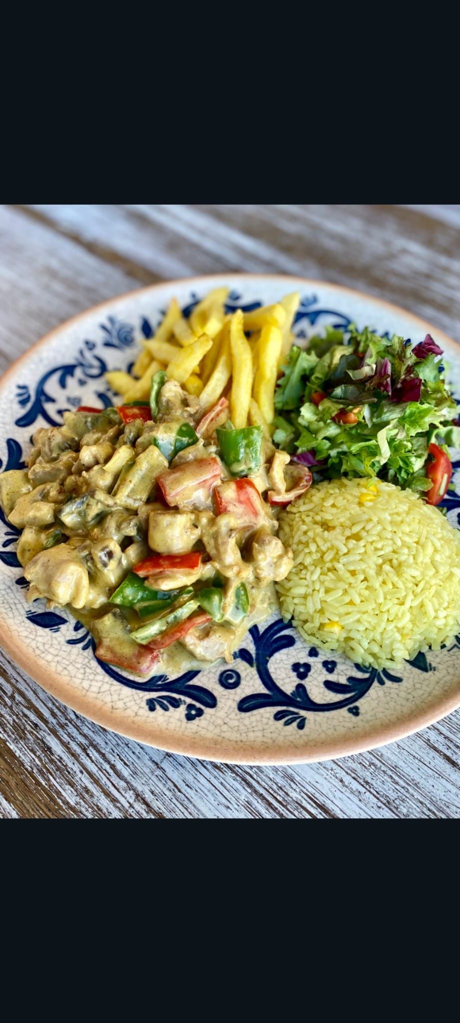 KÖRİ SOSLU TAVUK - Sotelenmiş tavuk but parçaları,yeşil biber,kırmızı biber,kuru soğan,mantar,krema,köri,mısırlı zerdeçallı pilav,yeşillik mix,baharatlı patates kızartması ile…