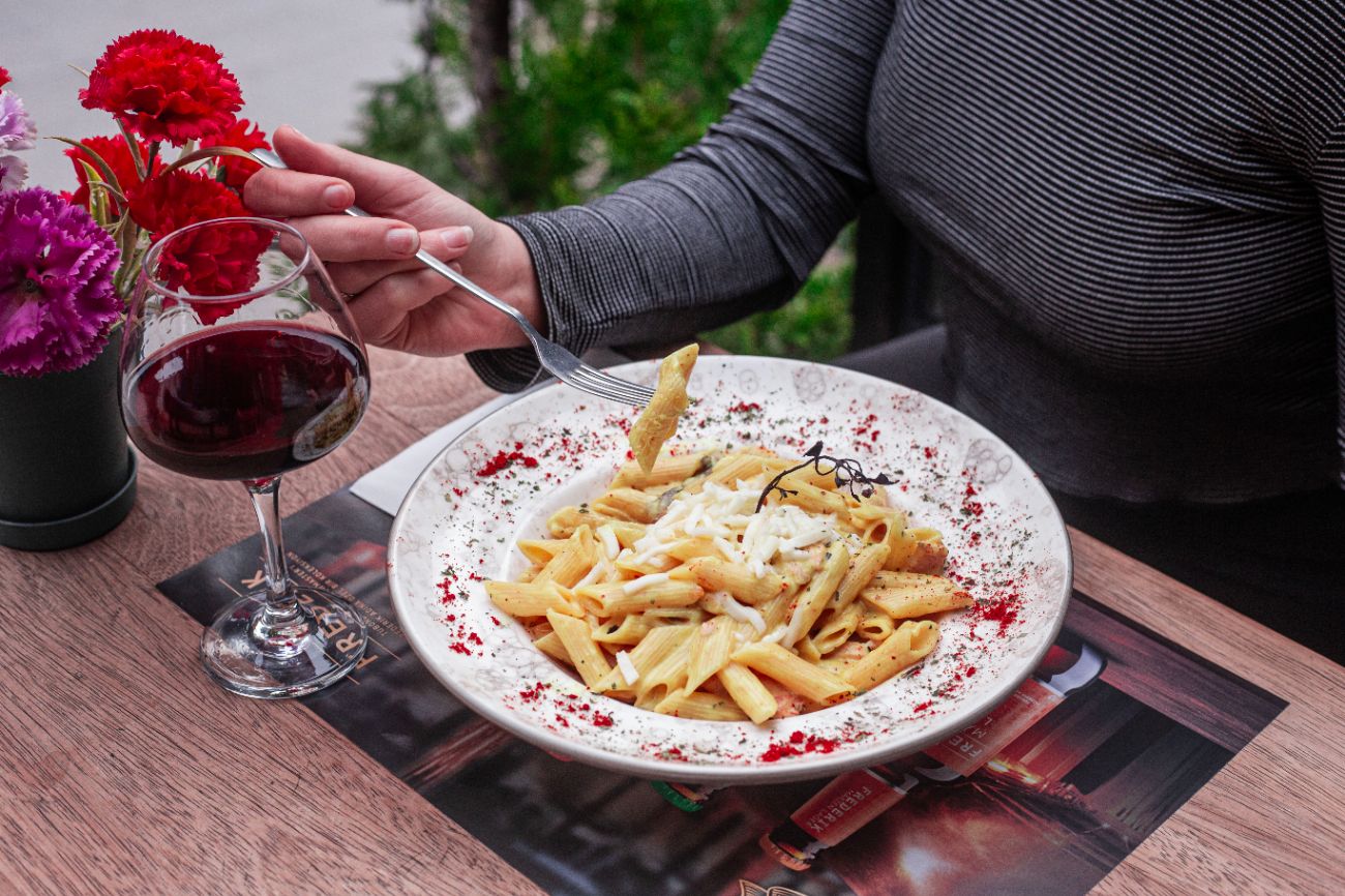 Sebzeli Kremalı Penne - Penne makarna,krema,köri,zerdeçal,mantar,yeşil biber,kırmızı biber,toz parmesan peyniri,cherry domates ve taze nane ile..