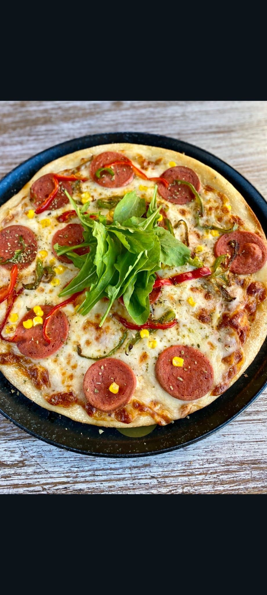 PEPPERONİ PİZZA - El yapımı pizza hamuru üzerinde,pizza sos,mozzarella peyniri,yeşil biber,kırmızı biber,dana sucuk,tane mısır,roka ve kuru kekik ile…