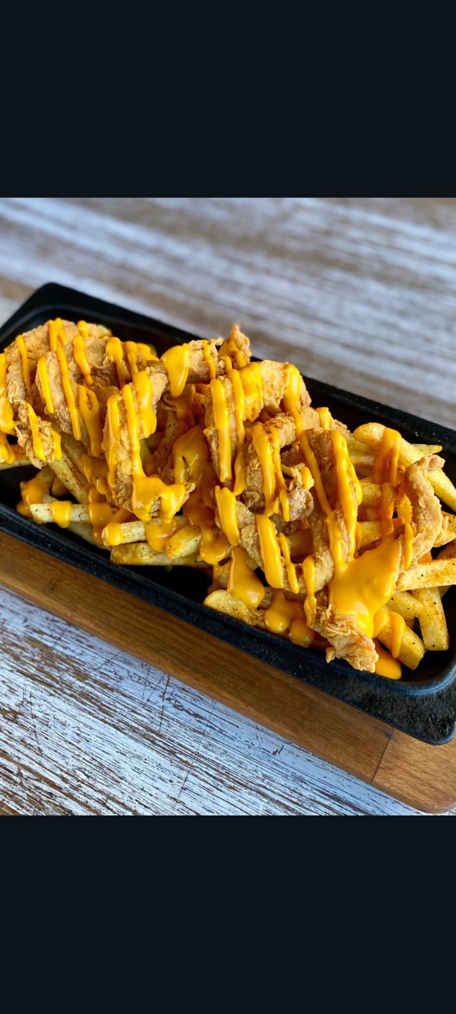 CHEDDAR SOSLU TAVUK - Baharatlı kızarmış patates üzerinde,panelenmiş tavuk parçaları,üzeri cheddar soslu…