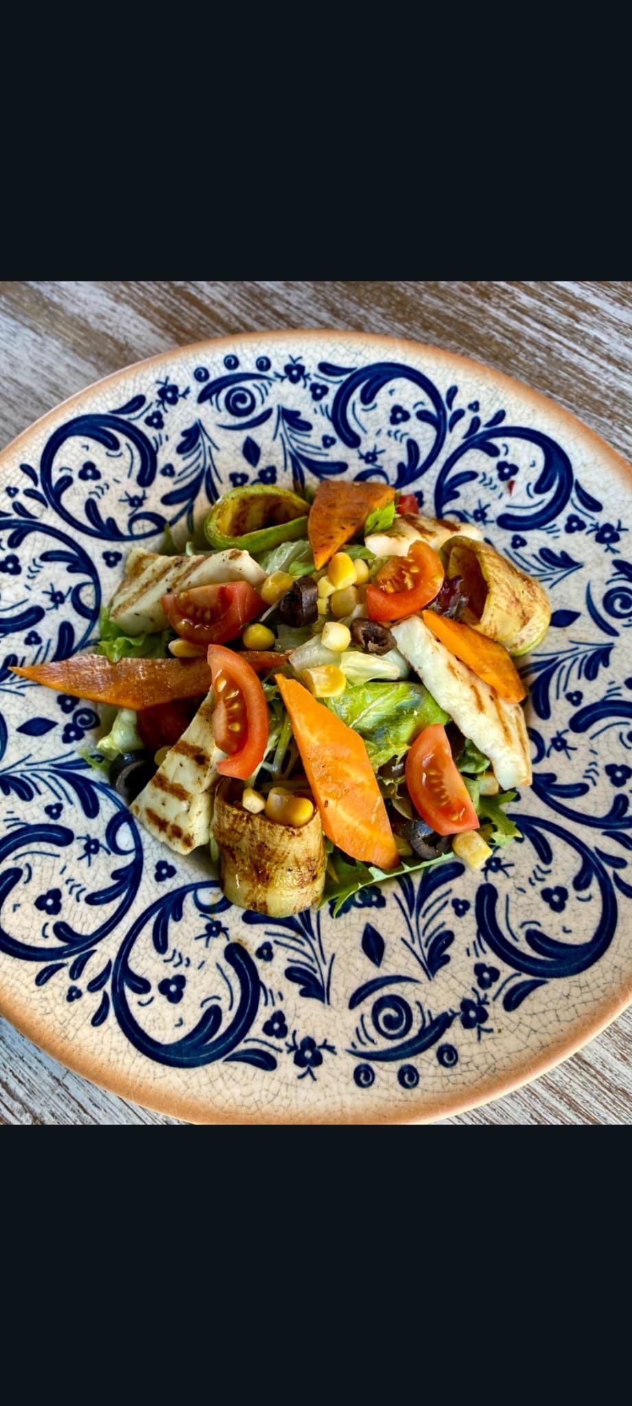 IZGARA HELLİM SALATA - Mix yeşillik,ızgara kabak,havuç,hellim peyniri,cherry domates,tane mısır,siyah dilim zeytin,turşu,salatalık,pesto sos ile…