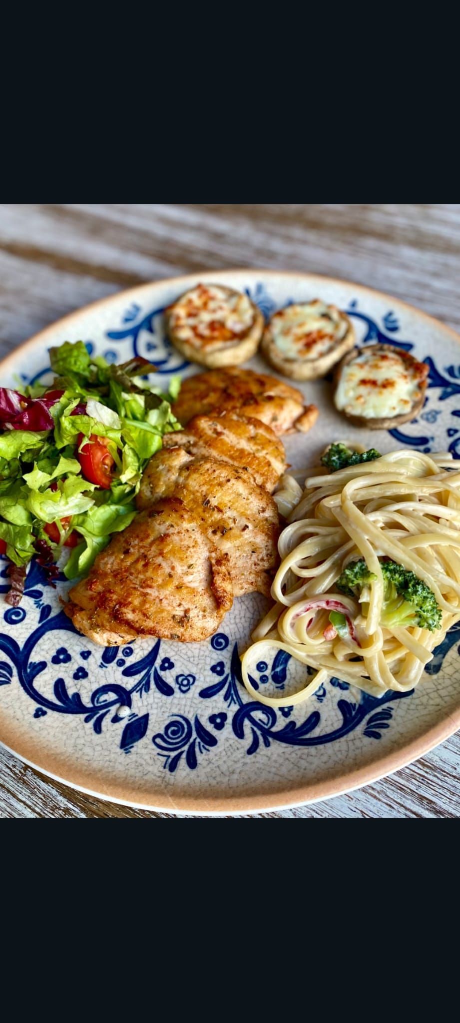 TAVUK KÜLBASTI - Izgara tavuk parçaları,kaşarlı mantarlar,mix yeşillik,zerdaçallı sebzeşli pilav ile..