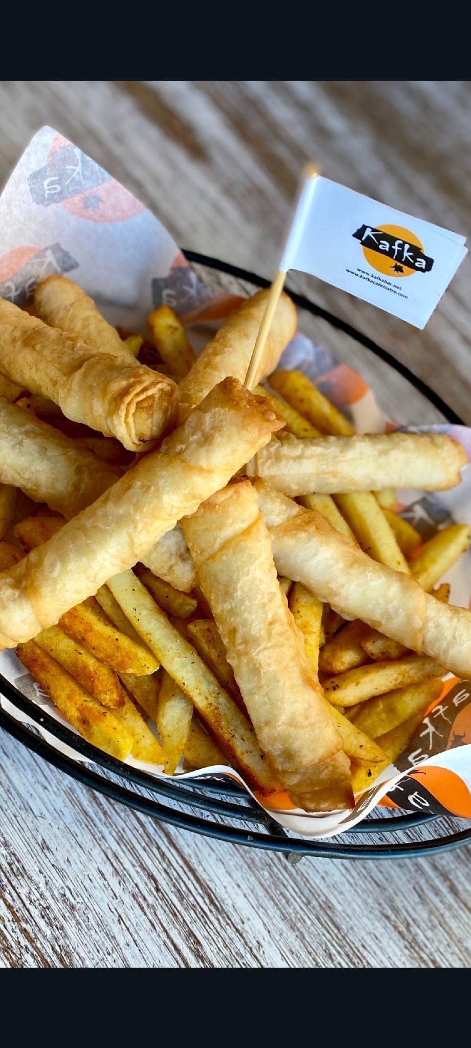 SİGARA BÖREĞİ SEPETİ - Peynirli sigara börekleri,baharatlı patates kızartması,garlıc sos ve sweet chıllı sos ile…