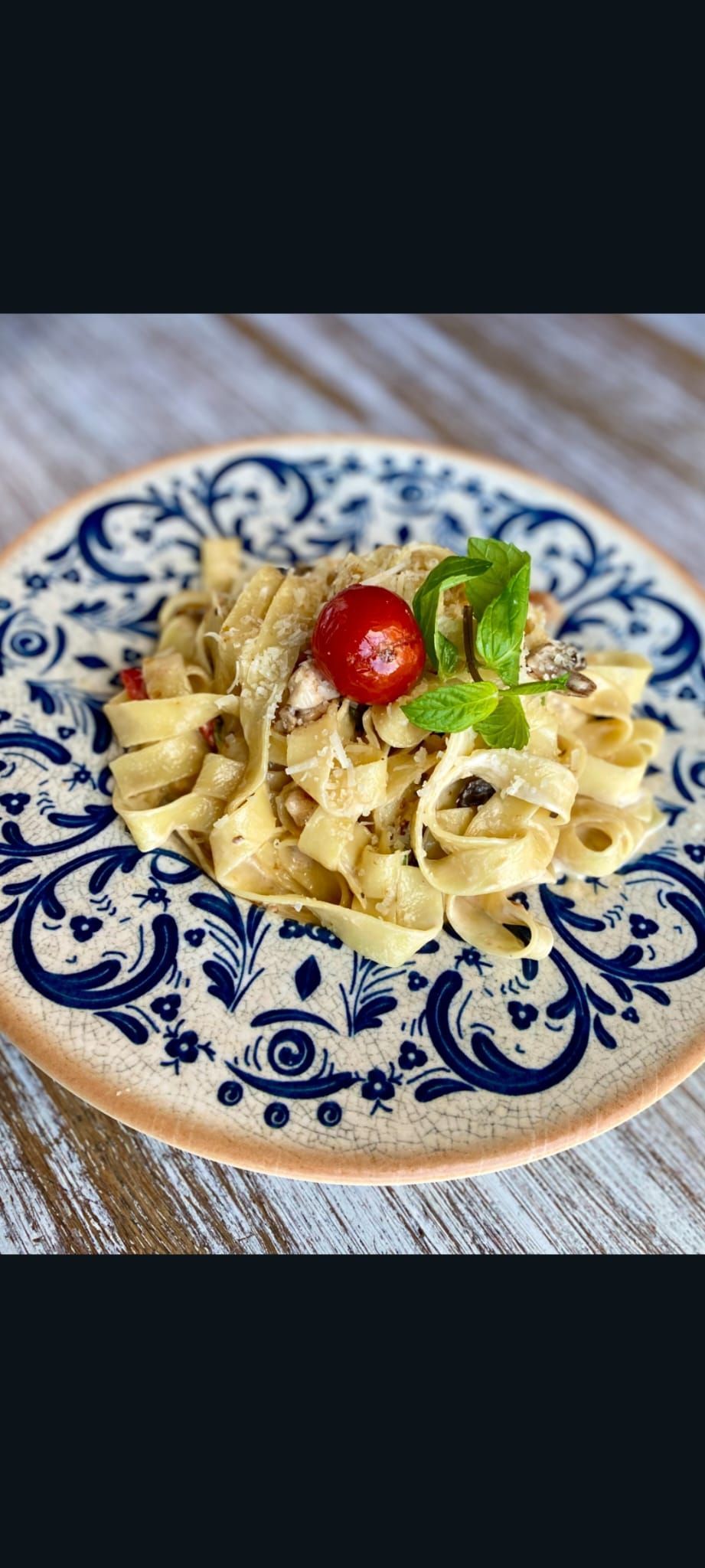 FETTUCINI ALFREDO TAVUKLU - Fettucını makarna,jülien tavuk mantar,krema,pesto sos,toz parmesan peyniri,cherry domates ve taze nane ile…