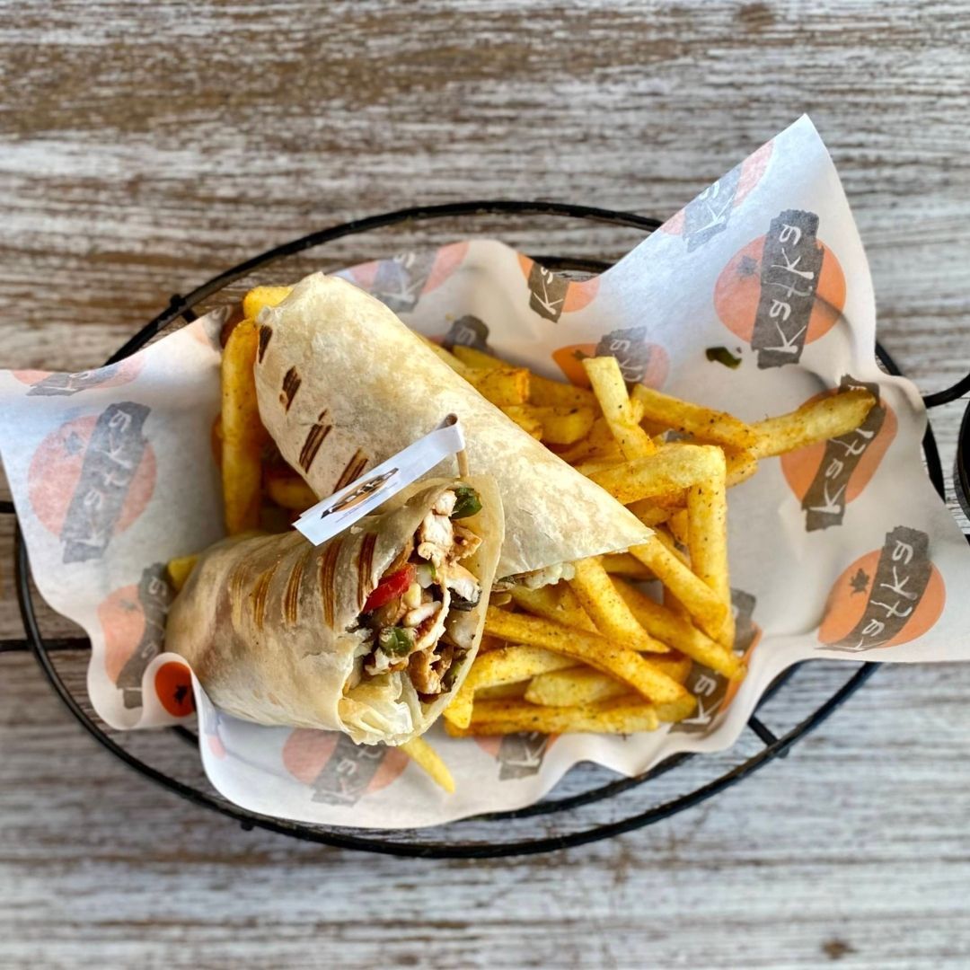 TAVUK DÜRÜM - Tortilla ekmeği içerisinde,sotelenmiş tavuk parçaları,yeşil biber,kırmızı biber,mantar,,cheddar peyniri, yanında baharatlı patates kızartması,garlıc sos ve sweet chıllı sos ile…