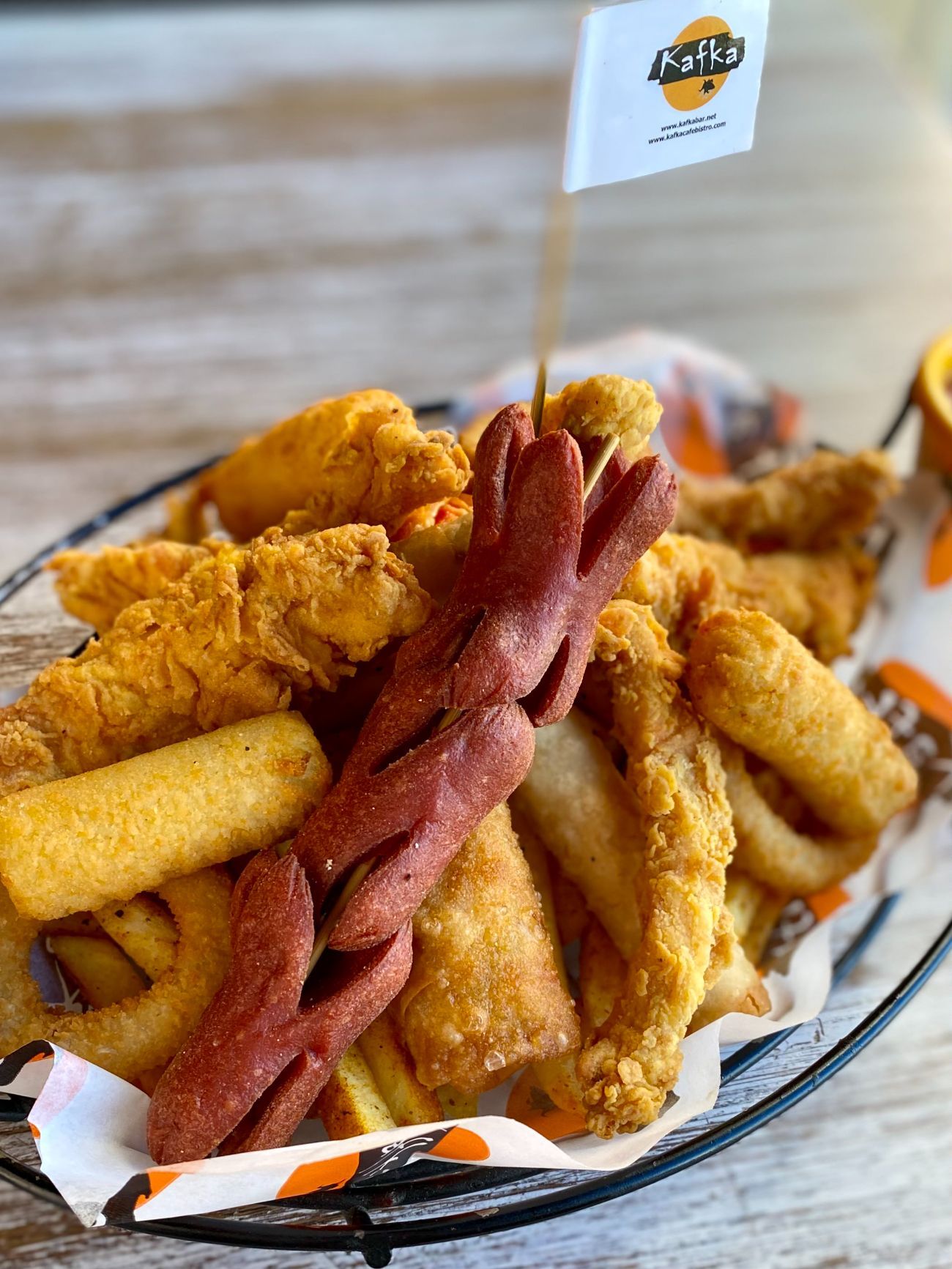 KAFKA DA COMBO DELUX - Tavuklu börek,patates kroket,soğan halkaları,panelenmiş tavuk parçaları,sigara börekleri,sosis şiş,baharatlı patates kızartması,garlıc sos ve sweet chıllı sos ile…