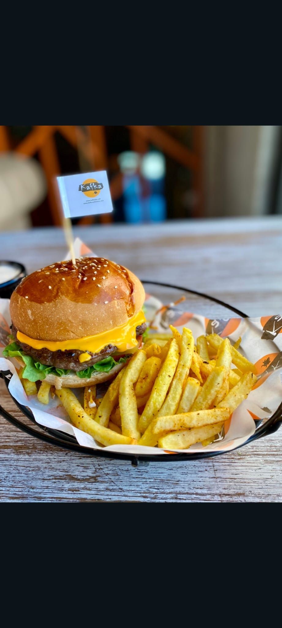 CHEESEBURGER - El yapımı burger köftesi,kıvırcık,turşu,domates dilimi,cheddar peyniri,karamelize soğan,baharatlı patates kızartması,garlıc sos ve sweet chıllı sos eşliğinde…