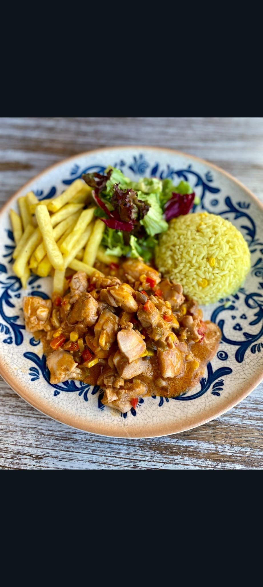 ACI SOSLU TAVUK - Sotelenmiş tavuk but parçaları,özel acılı Meksika sos,mantar,krema,yeşillik mix,mısırlı zerdeçallı sebzeli pilav,baharatlı patates kızartması ile…