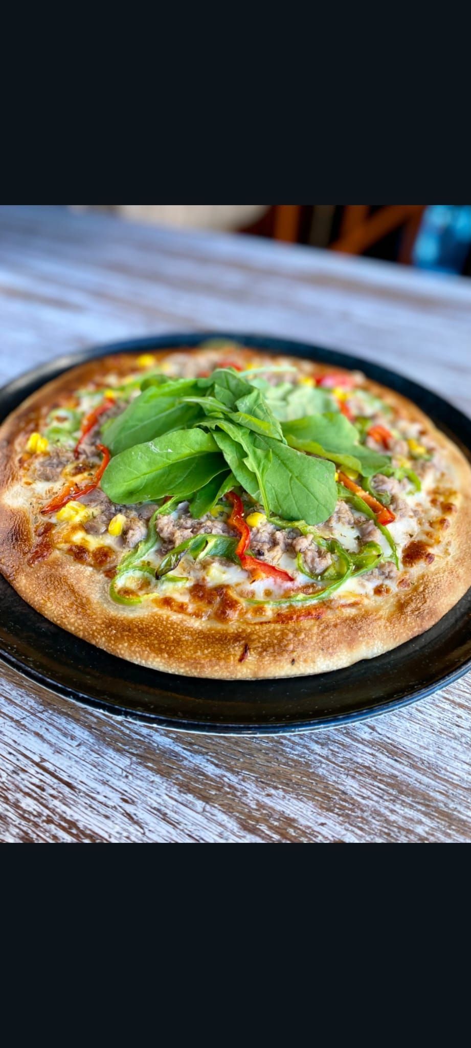 TON BALIKLI PİZZA - El yapımı pizza hamuru üzerinde,pizza sosu,mozzarella peyniri,ton balığı,yeşil biber,kırmızı biber,tane mısır,roka ve kuru kekik ile…