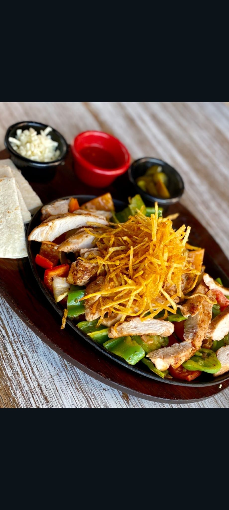TAVUK FAJITA - Sotelenmiş yeşil biber,kırmızı biber,kuru soğan,ızgara tavuk dilimleri,yanında kaşar peyniri,sweet chıllı sos,jalapeno biberi,tortilla ekmeği