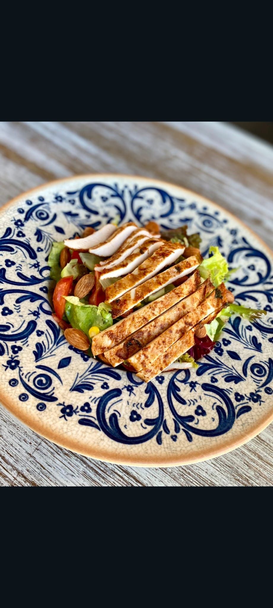 BADEMLİ TAVUK SALATA - Mix yeşillik,badem içi,tane mısır,dilim siyah zeytin,cherry domates,salatalık,turşu,ızgara tavuk dilimleri,yağ limon sos ile…