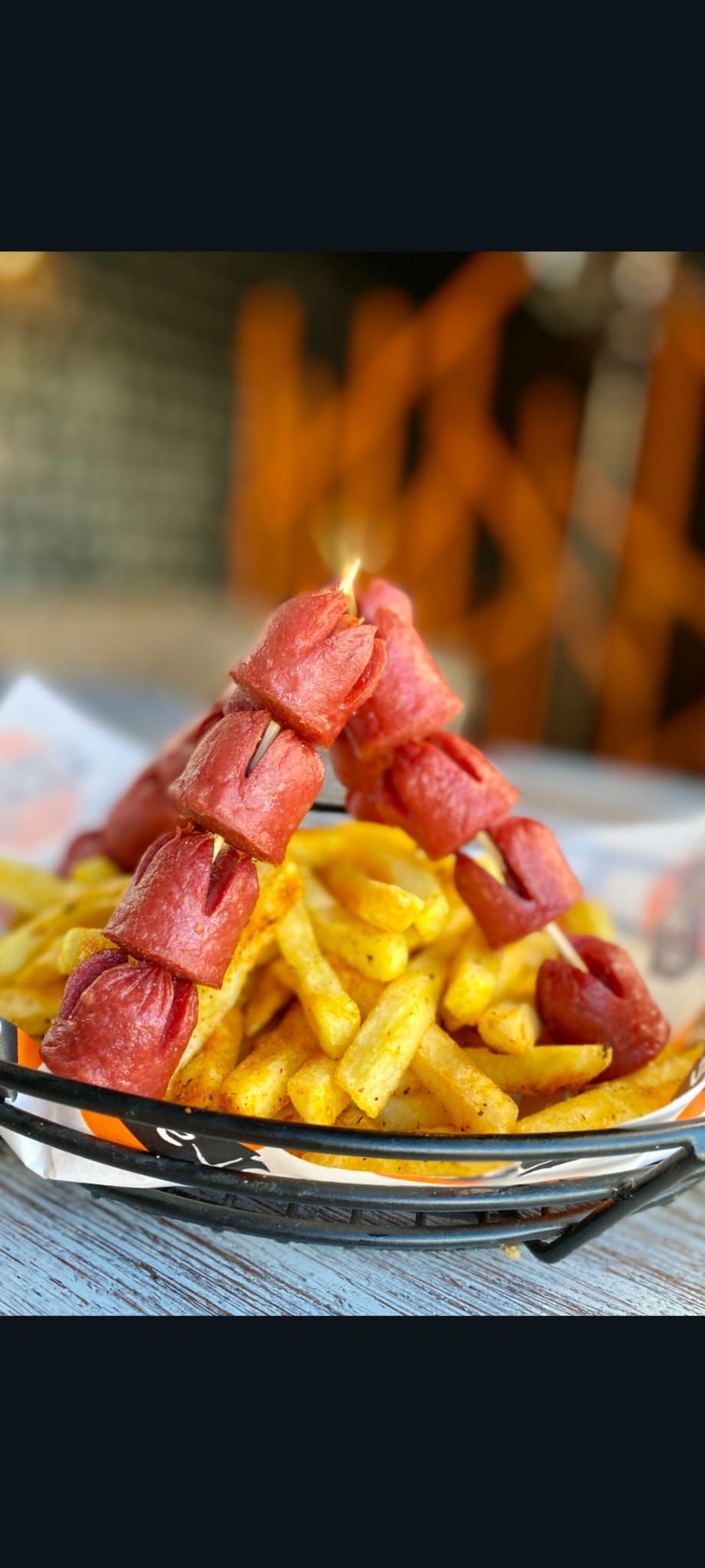 SOSİS SEPETİ - Kızartılmış şiş sosisler,baharatlı patates kızartması,garlıc sos ve sweet chıllı sos ile…