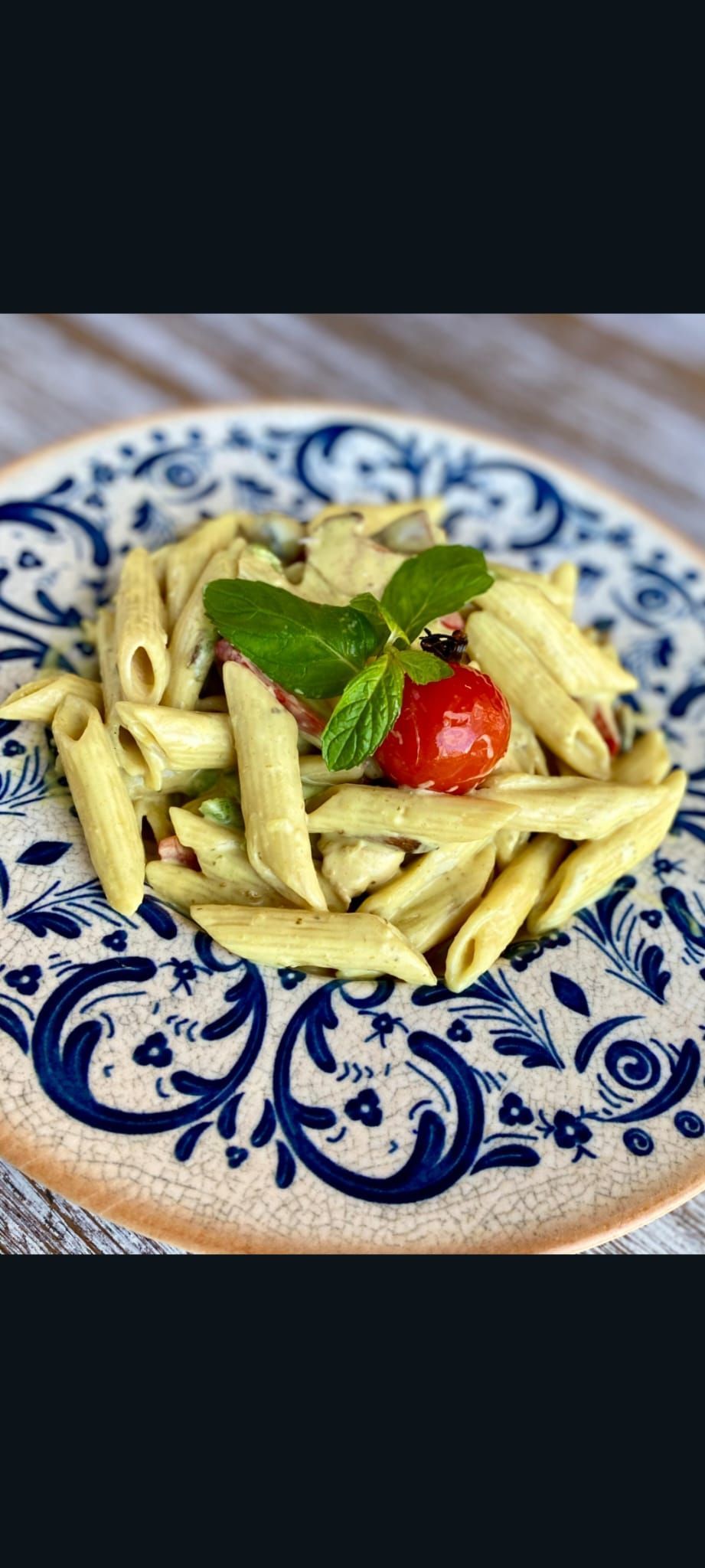 KREMALI TAVUKLU PENNE - Penne makarna,jülien tavuk parçaları,krema,köri,zerdeçal,mantar,yeşil biber,kırmızı biber,toz parmesan peyniri,cherry domates ve taze nane ile…