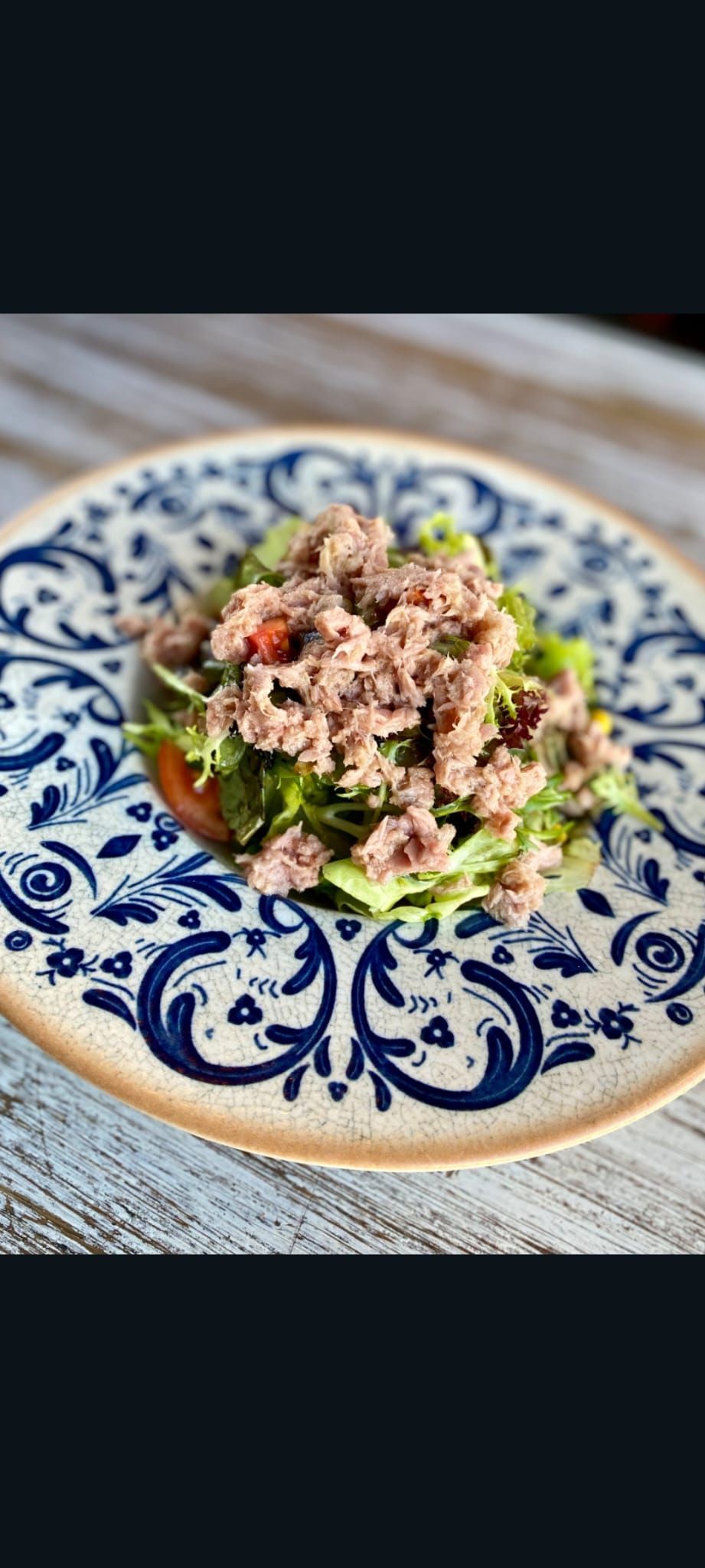 PEYNİRLİ AKDENİZ SALATA - Mix yeşillik,cherry domates,salatalık,tane mısır,turşu,siyah dilim zeytin,tulum peyniri,nar ekşisi sos ile…