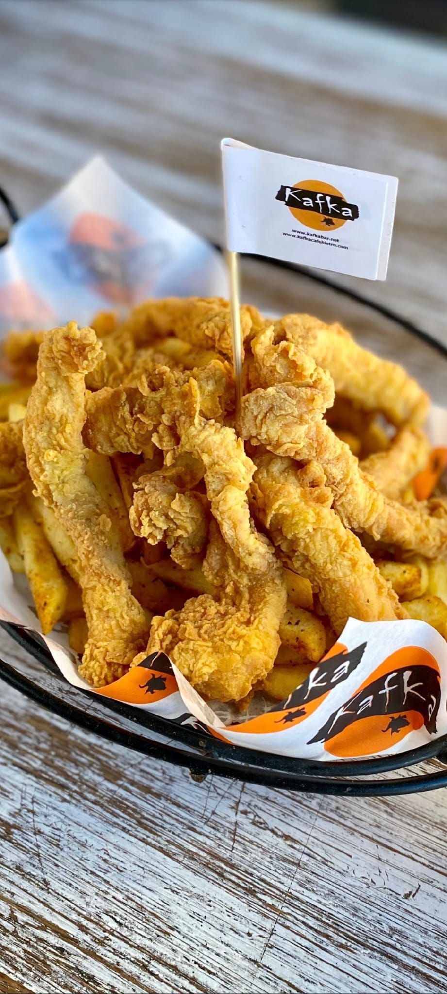 ÇITIR TAVUK PARÇALARI - Panelenmiş tavuk parçaları,baharatlı patates kızartması,garlıc sos ve sweet chıllı sos ile…