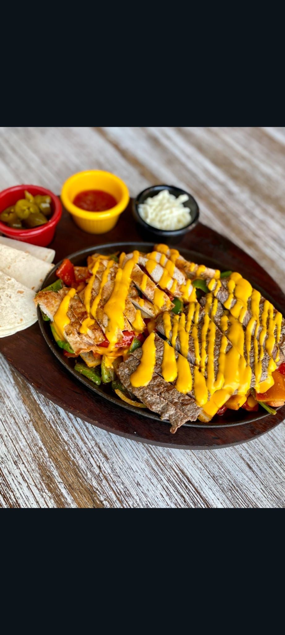 COMBO FAJITA - Sotelenmiş yeşil biber,kırmızı biber,kuru soğan,ızgara biftek dilimleri,ızgara tavuk dilimleri,cheddar sos,yanında kaşar peyniri,sweet chıllı sos,jalapeno biberi,tortilla ekmeği ile…