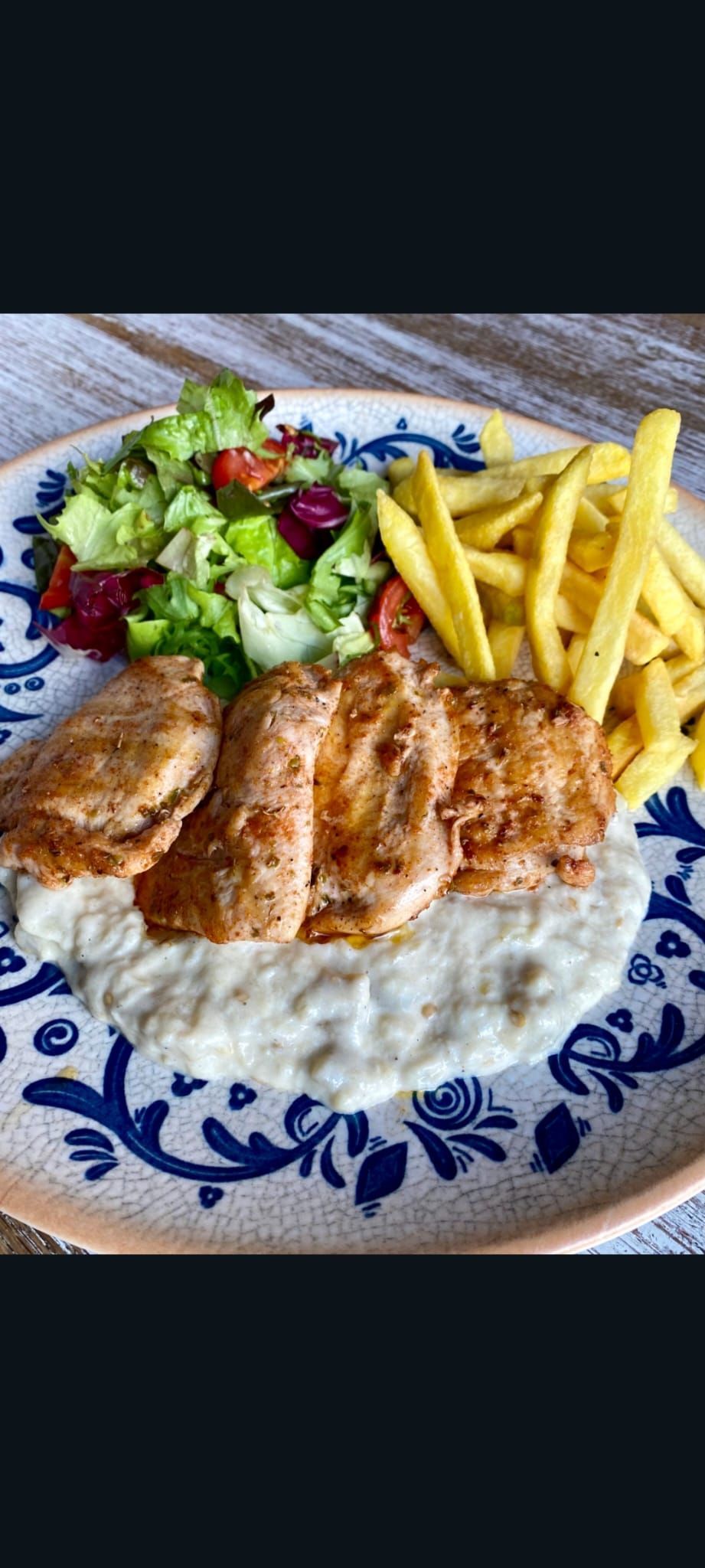 PATLICAN YATAĞINDA TAVUK IZGARA - Izgara tavuk parçaları,patlıcan beğendi,mix yeşillik,zerdaçallı sebzeli pilav